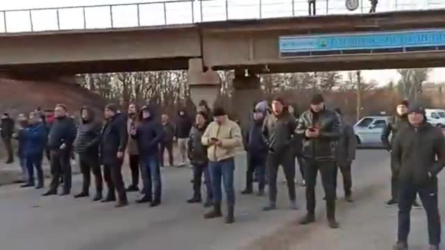 Local residents stopped and forced a column of Russian T-90A tanks to turn around.