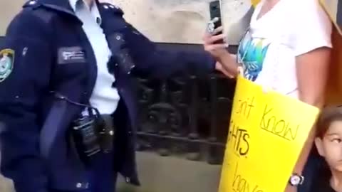 UK C0PS 4rrest A Mother And Her Child