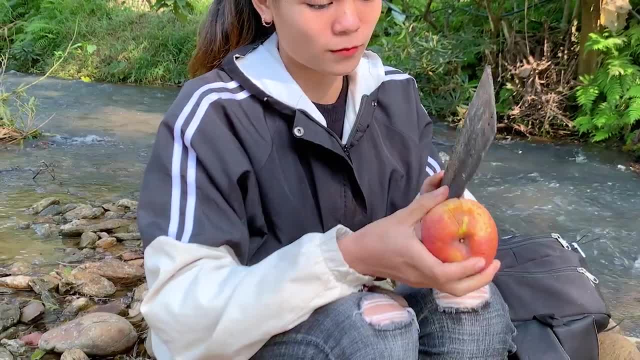 Build a wonderful shelter in the middle of a stream with adorable baby monkeys-8