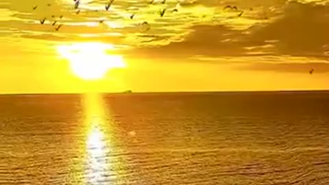 How beautiful the calm of the sea at sunset🌄🌄🌄