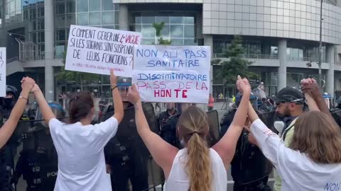 Ceux qui soignent, face à ceux qui blessent.