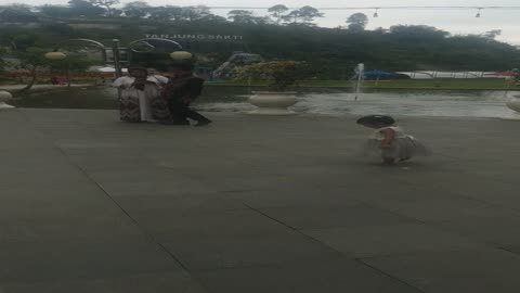 Kk Aktar & Adek Erin Lagi Jalan-Jalan