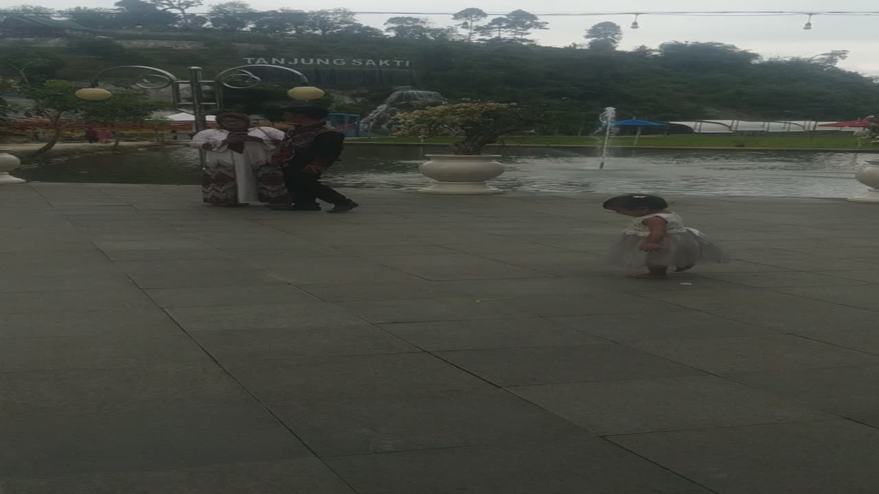 Kk Aktar & Adek Erin Lagi Jalan-Jalan