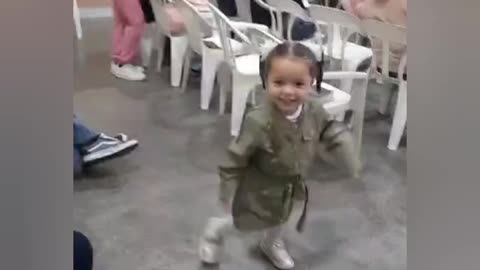 Laura brincando muito antes do culto começar