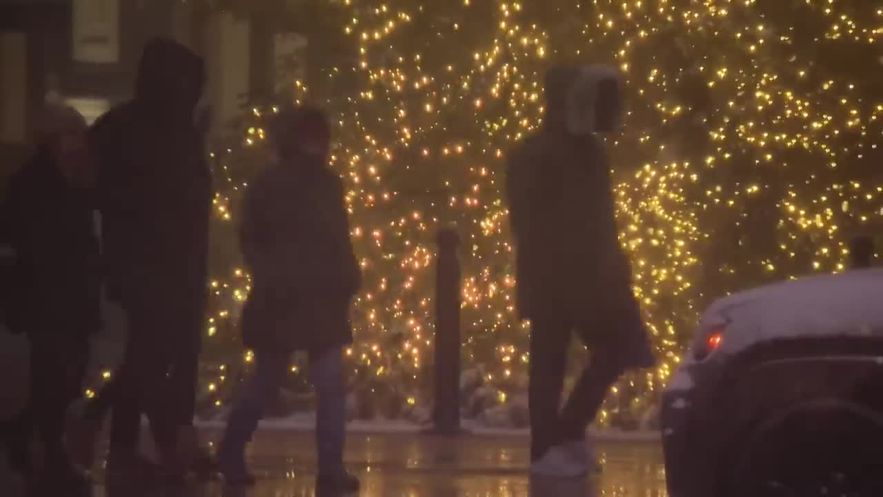 Winter storm arrives in downtown Chicago