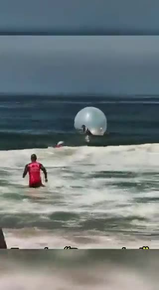 Bombeiros resgatam casal em bolha de plástico no mar de Copacabana