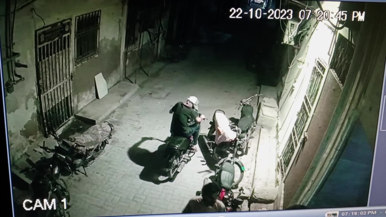 Pakistan gun point snatching