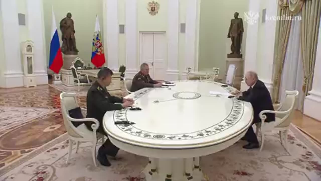 O ministro da Defesa da China, Li Shangfu, visita Putin em Moscou para discutir a cooperação...