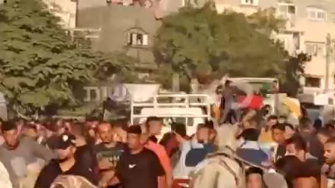 Hamas seen assaulting Gazans to control the food reserves of the humanitarian aid.