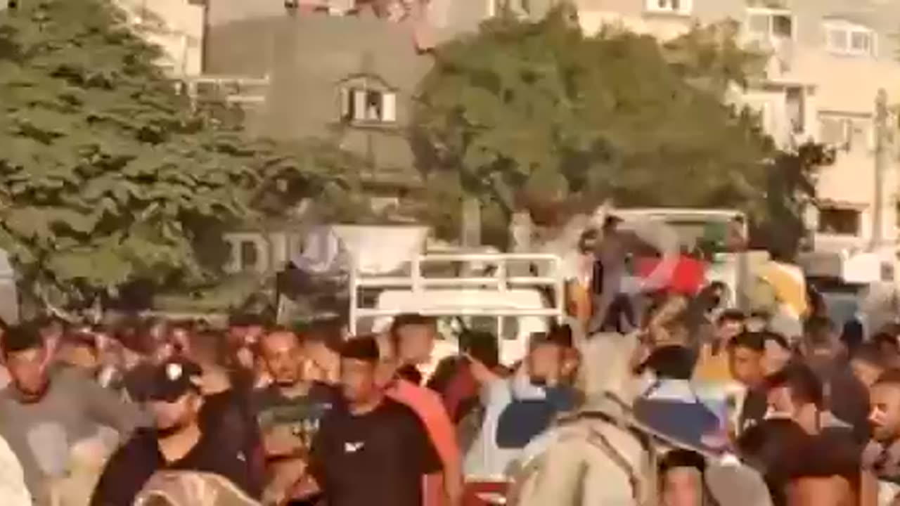 Hamas seen assaulting Gazans to control the food reserves of the humanitarian aid.