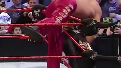 Beth Phoenix kisses The Great Khali #Short
