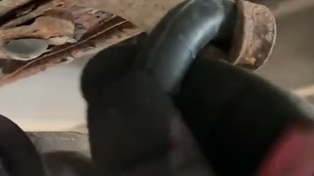 Exhaust pipe fixing rubber ring lug is broken