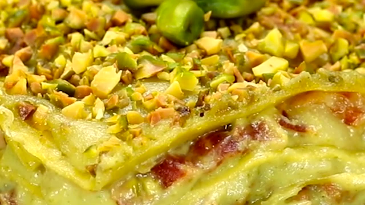 Lasagna al pistacchio con pancetta e provola