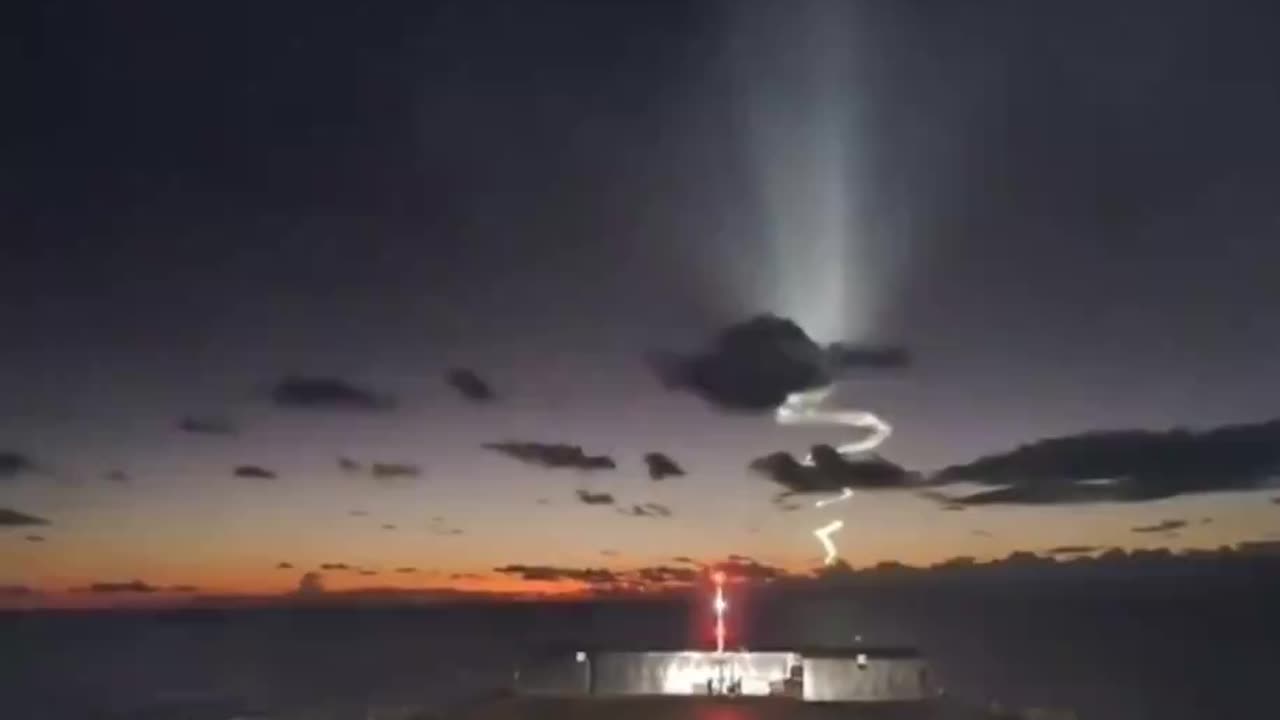 this is still the most jaw-dropping footage of SpaceX's booster landing on water
