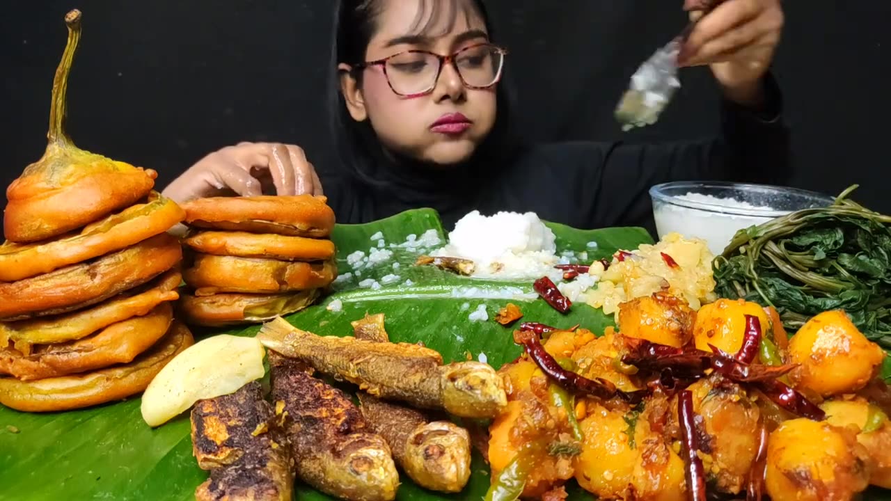 Eating Phena Bhaat, Brinjal Pakoda, Spicy Aloo Masala _ Big Bites _ Asmr Eating _ Mukbang