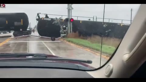 🇺🇸 Footage of a railroad tanker crash in the U.S. literally on level ground