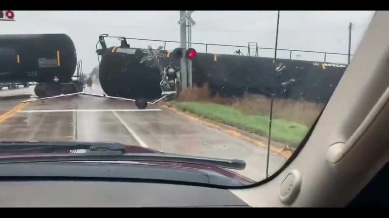 🇺🇸 Footage of a railroad tanker crash in the U.S. literally on level ground