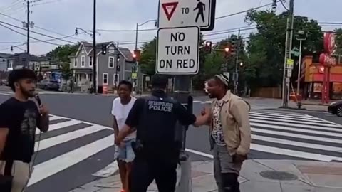 Happening in USA: Muslim man tries to silence a black Christian preacher and pulls a knife on him