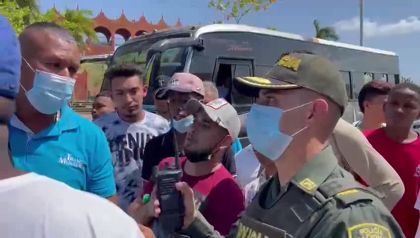 Policía explica a manifestantes por qué les bloquearon el paso