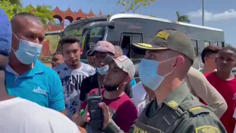 Policía explica a manifestantes por qué les bloquearon el paso