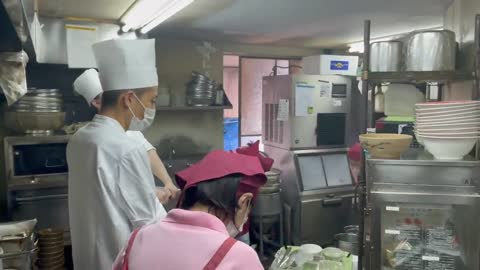 Thunderbolt Omelettes! The ULTRA FAST Japanese cafeteria abilities of Mr. Yoshida!