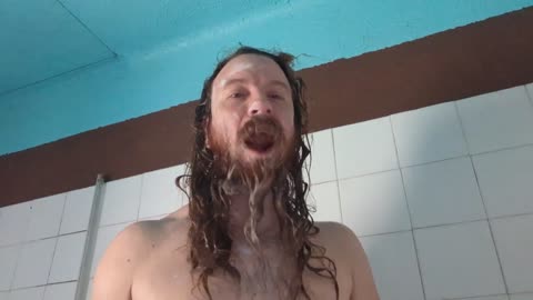 2023-03-16 (6) - Il prend sa douche - Twitch Meutemediatique (clip)