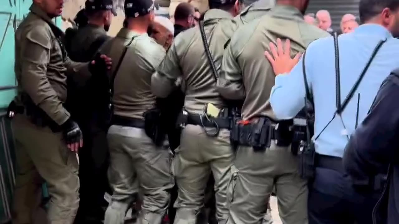 🔴💥Occupation terrorists attack #Christians celebrating the "Sabbath of Light" in occupied Jerusalem.