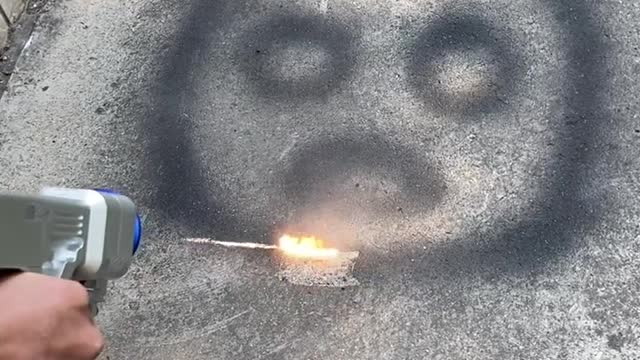Handheld laser cleaning machine to clean wall graffiti