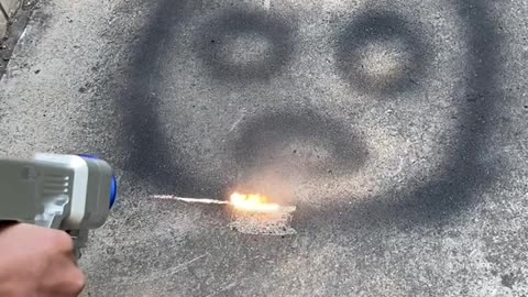 Handheld laser cleaning machine to clean wall graffiti