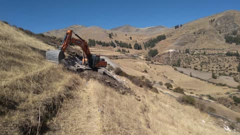 Apertura de carretera con excavadora