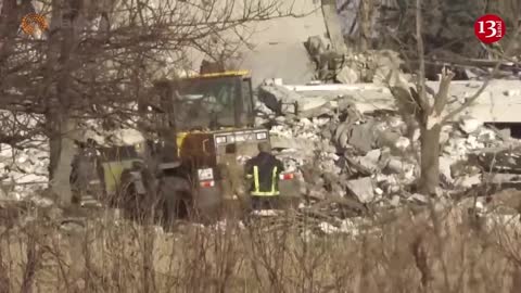 Russians cleaning ruins of building where hundreds of soldiers died - "HIMARS" at work