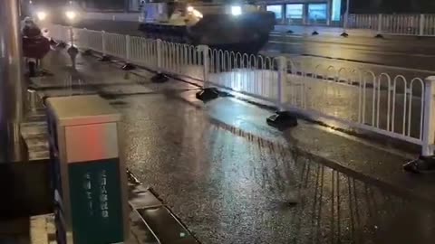 Cina carri armati per strada