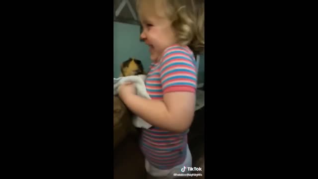 Little girl wants to beat the shit out of her Guinea pig🤣