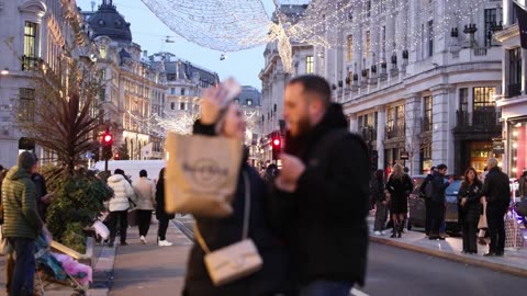London's Winter Street Style: Unleashing Winter Fashion Trends in the Capital City
