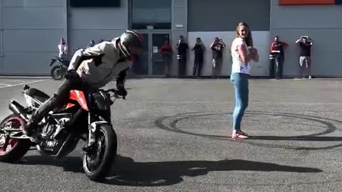 How to kiss on bike