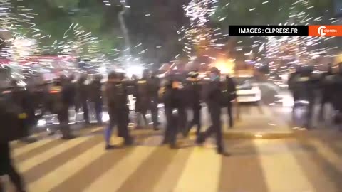 Paris — Antifa and far-left extremists are hurling explosive fireworks at police