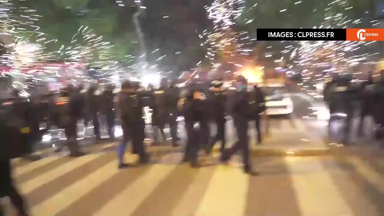 Paris — Antifa and far-left extremists are hurling explosive fireworks at police