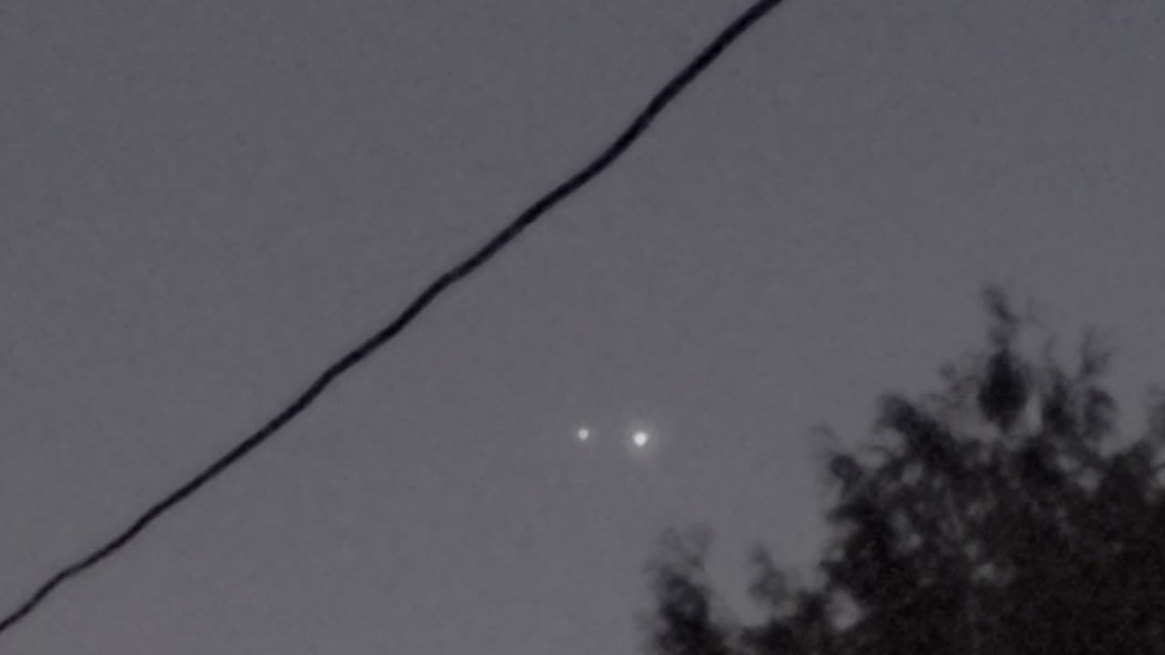 UFO y/n new to the sky behind my house