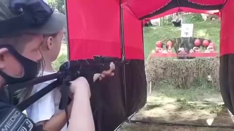 Banderovci učí na Ukrajině malé děti střílet na Moskaly