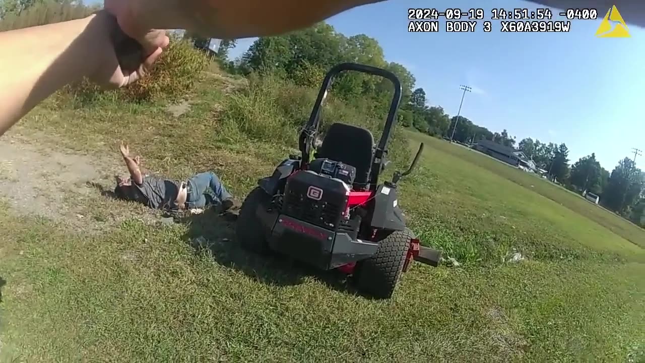 Suspect accidently shoots himself after pulling a gun on police