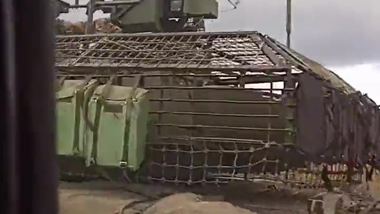 😄🇷🇺 Ukraine Russia War | Russian Civilian Mocks T-90 Operator's Anti-Drone Caging | RCF