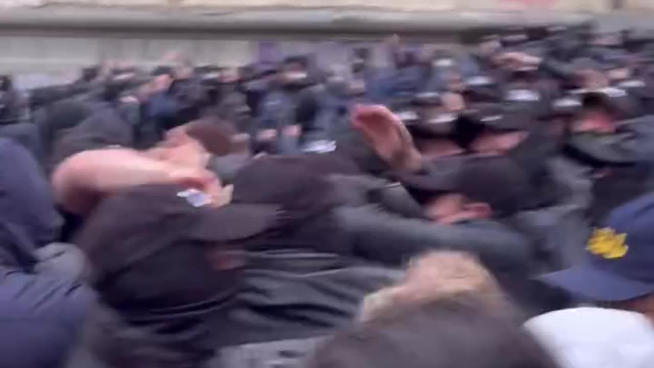 😡 Georgian security forces disperse a rally near the parliament.
