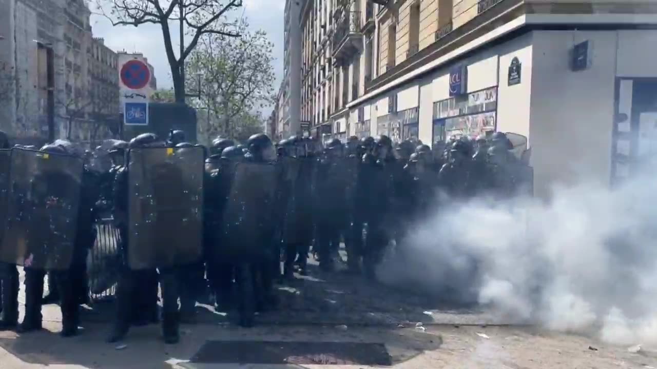 Paris FR: More Footage of the Unrest Over Macron & the Gov't Increase in Retirement Age