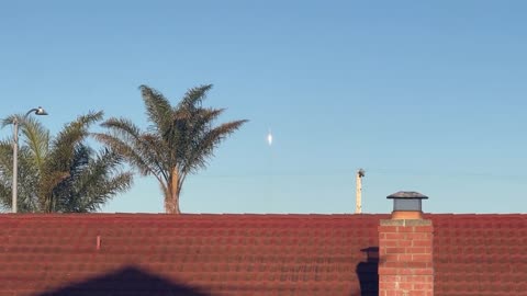 Kodel kosmoso raketos skrenda į šoną nes žemę gaubia gaubtas