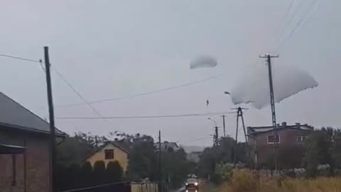 🎥Polish paratroopers landed in Chechło (Lesser Poland), damaging the roof