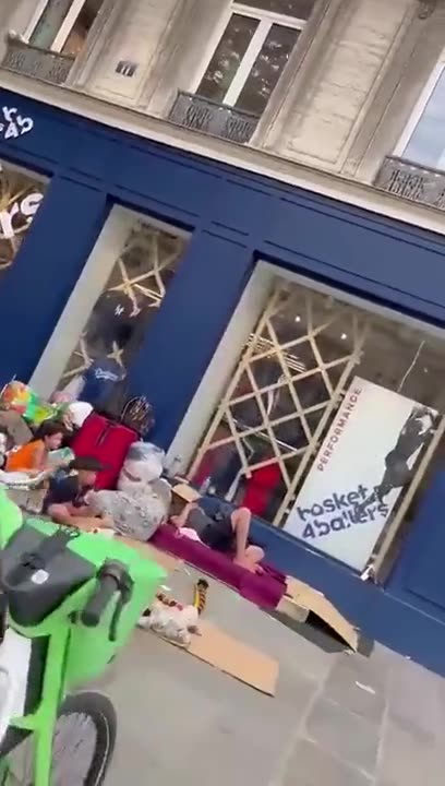 Absolute state of Paris, France