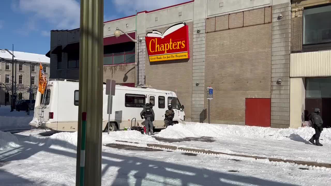 Canada Ottawa: Politiet smadrer sig vej ind i RV, der tilhører konvojen for frihed i Ottawa!