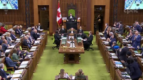 Pierre Poilievre breaks out into song while slamming Trudeau over for heading to New York