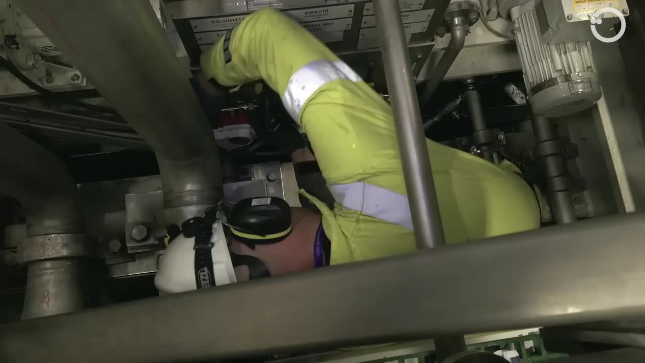 Life & work in Extreme Conditions: This is Why Offshore Oil Rig Workers Earn So much Money