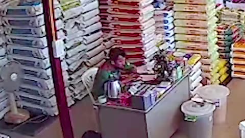 Watch how the heroic pet cat wrestles with a snake to protect a worker.
